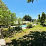 Trois bâtis, piscine, vue et rendement locatif