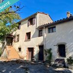 Maison en pierre avec hangars, dépendances et terrain