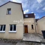 Idéal jeune couple ou personne seule, maison rénovée de 89 m2 habitables, 3 chambres avec une cour. Située dans une impasse très calme à proximité du centre-ville.