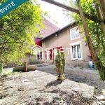 Maison à rénover avec garage, jardin et annexe.