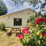 In the countryside between Villeneuve-sur-Lot and Agen, discover this single-storey house of 77m² on a vast flat and wooded plot of more than 2200 m². This property offers an ideal living environment for nature lovers. The house has a living room