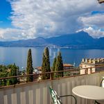 Appartamento in residence con piscina e piena vista lago