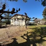 Maison spacieuse à fort potentiel avec 4 chambres, jardin, garage et un bel ensemble de dépendances !