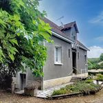 Vous êtes à la recherche d’une maison familiale, avec des pièces spacieuses lumineuses, un grand hangar pour ranger vos voitures, un atelier et tout cela à quelques minutes de Montmorillon.