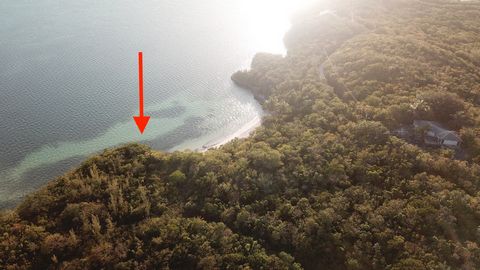 Deze eengezinszone verhoogde kavel aan het water ligt direct naast het beroemde, maar afgelegen Bardot-strand van Great Harbour Cay. Een ideale thuislocatie gelegen aan de zuidwestelijke (luwte) kant van het eiland met een perfect uitzicht op de zons...