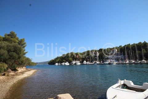 Vrboska, Hvar, klein Haus von 70m2 mit einer großen Terrasse von ca. 17m2 auf einem Grundstück von 470m2.Das Haus liegt 50m vom Meer, Strand und Hafen entfernt.Im Erdgeschoss des Hauses befinden sich zwei kleinere Tavernen, die in eine Garage und Abs...