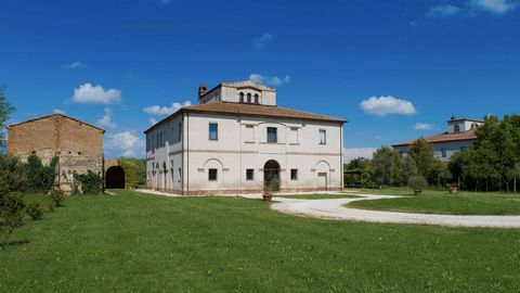 La Villa risale al 1790 con caratteristiche architettoniche di Casa della bonifica della Valdichiana più nota come 