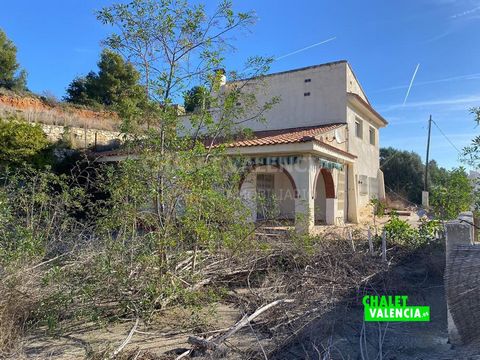 Villa to reform in the same town of Pedralba, close to all services, 30 minutes by car from the city of Valencia. 620m2 urban plot with beautiful views, paellero, large garage and storage area. The main house has 200m2 built on 2 floors, with 6 bedro...