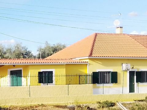 House type T2 with Hall and with covered area of 62.5m2 and patio with the area of 95m2. House with 3 divisions, 1 equipped kitchen, 2 bathrooms, attic, garage, patio with barbecue and storage room. The villa is located in the village of Canha. Canha...