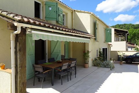 La lussuosa villa in Linguadoca-Roussillon è ideale per grandi famiglie e grandi gruppi di amici. La casa è circondata da un ampio giardino paesaggistico con una piscina privata con recinzione per bambini, sedie a sdraio e barbecue.