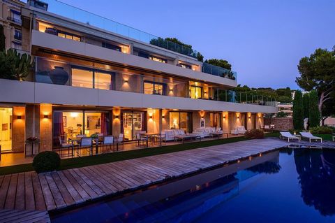 In a prestigious residential area, superb villa of architect built on a land of 1800 m2 fully landscaped with a Mediterranean flare adorned with three swimming pools, the entire property faces out to sea. This villa of about 800 m2 has three levels s...