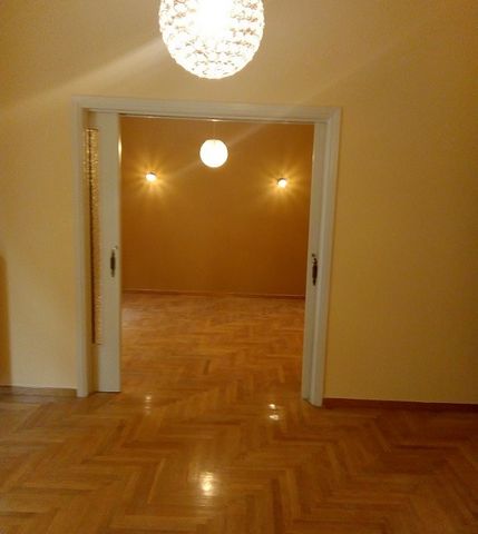 For sale an apartment of 81 sq.m. on the first flooor at Victoria’s square. The aprtment consists of living room, kitchen, 2 bedrooms, 1 bathroom, 1 WC, 2 balconies. The apartment has an armored safety door, electric shutters. Built in 1978. Close to...