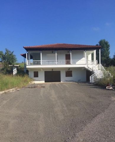 Vatolakkos, West-Macedonië. Op de oude rijksweg Grevena-Kozani. Te koop een vrijstaand huis 145 m².  op het perceel van 6000 m². Het bestaat uit 3 slaapkamers, wc, woonkamer / keuken met open terras rond het huis, op de begane grond is er een berging...
