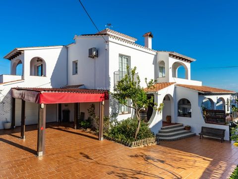 Villa in are Vilar. Low plant with dining-living room with chimney, kitchen office, 1 double bedroom, 1 bathroom with shower, garage, pantry and laundry room. Plant floor with 4 double bedrooms (one en suite), two bathrooms, terrace in all bedrooms. ...