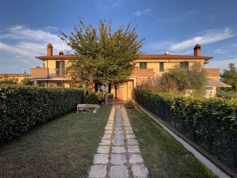 Castiglione del Lago (PG), Loc. Piana: detached house on three levels of approx. 130 sqm consisting of: * Ground floor: porch, living room with fireplace, kitchen, utility room and bathroom; * First floor: one double bedroom, one twin bedroom, bathro...