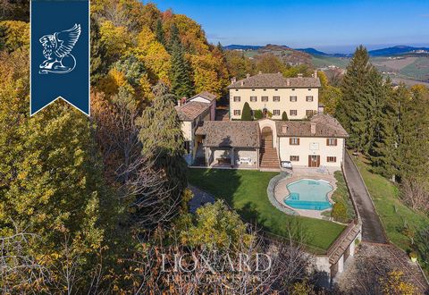 This charming 17th-century hamlet for sale is in a valley between Emilia and Tuscany, surrounded by the beautiful Tuscan-Emilian Apennines. A true masterpiece of immense architectural prestige, this majestic property measures 1,200 square meters, now...