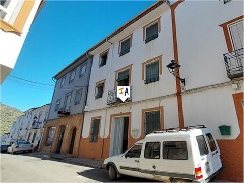 Cette maison de ville spacieuse de 247 m2 avec 5 chambres est située dans le village espagnol blanchi à la chaux de Valdepenas de Jaen, au cœur de la Sierra Sur, à proximité du célèbre Castillo de Locubin en Andalousie, en Espagne. C'est une excellen...