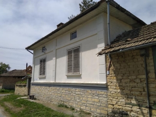 \nThe property has a large solid fenced yard of 1238m2 and consists of a\ntwo-storey house, a farm building and several outbuildings with a total\nof 288m2. The house has stone main walls, brick walls and wooden\nbeams. The first floor consists of a ...