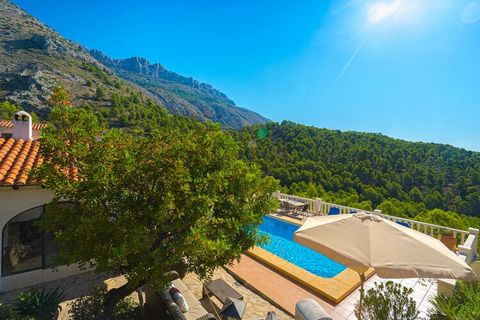 This picturesque villa in Altea has 3 bedrooms and can accommodate 6 people. Ideal for more than 1 family, it features a private pool, terrace and barbecue amidst serene surroundings. Just 300 km away is a forest, where you can go for leisurely walks...