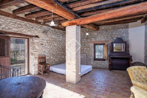 This house, located in a charming village of Pla de l'Estany, is located just at the edge of the Fluvià river, in an impressive environment surrounded by nature. It is an ideal location, just 12 kilometres from Banyoles and 30 kilometres from Figuere...