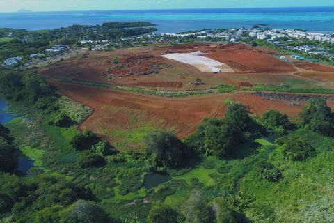 Reference: DIP632TGVAZ Accessibility: Mauritian & foreign (Mauritian residence permit accessible with this purchase) Location: Haute Rive, Mauritius Type: IRS land Land area: 1000 sqm View: Golf Price: As from USD 350,000 excluding fees. BENEFITS • P...