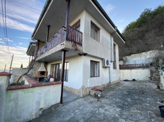 Price: €99.000,00 District: Balchik Category: House Area: 157 sq.m. Plot Size: 200 sq.m. Bedrooms: 1 Bathrooms: 1 Location: Seaside Nice house with sea views in Balchik The house is ideally situated on a small hill overlooking the sea in a nice peace...