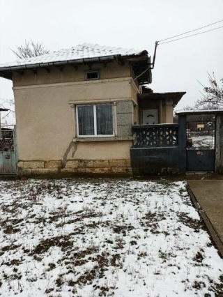 Price: €22.145,00 District: Ruse Category: House Area: 100 sq.m. Plot Size: 1350 sq.m. Bedrooms: 3 Bathrooms: 1 Location: Countryside We are pleased to offer this lovely house in very good condition, located in a peaceful village near Ruse city. The ...