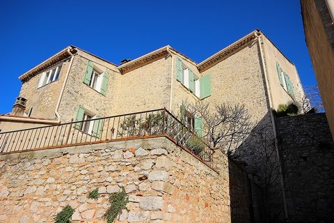 Nestled in the heart of a former convent, this B&B house in Esparron-de-Pallières in Provence Verte, opens its doors to you! Located in the heart of the magnificent tourist sector of the Haut-Var and close to the Gorges du Verdon, this charming resid...