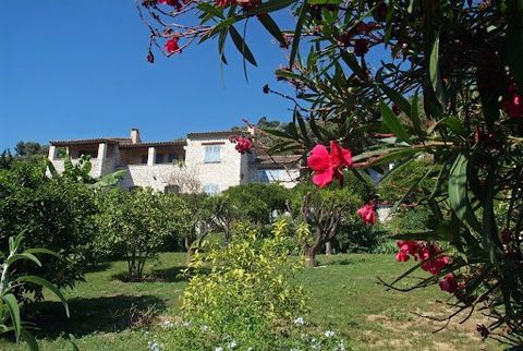 Near the village, lovely property (460 m²) in a plot of 2200 m² with a beautiful view of the hills Beautiful old materials, old tiles, old doors, fireplace, vaulted ceilings ... The park of 2200 m² is beautifully planted with citrus trees and Mediter...