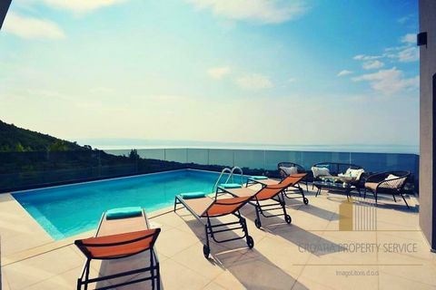 Moderne villa gelegen in het toeristische stadje Podstrana, op slechts 7 km van de stad Split. Het hotel ligt op 1 km van het centrum van de stad en het strand. Een rijk cultureel erfgoed, een groot gastronomisch aanbod en meer dan 6 km prachtige str...