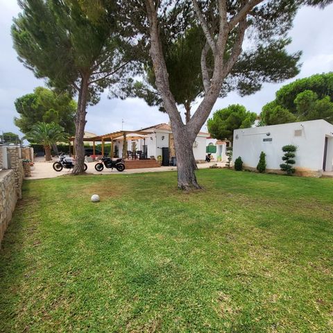 Excellent villa located in Las 3 Calas Urbanization just 1 km from the best coves of lAmetlla de Mar and the Costa Dorada