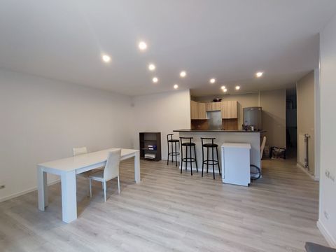 Dans la ville de Givors, à  25 minutes de Lyon, vente d'un appartement d'environ 65m2 dans une résidence sécurisée.  Cet appartement est constitué d'un espace cuisine ouvert sur une pièce de vie d'environ 35m2, vous y trouverez deux chambres dont une...