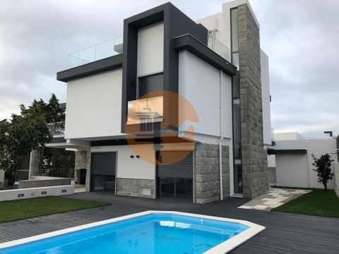 This incredible T6 house is a true dream, with a panoramic terrace that offers a breathtaking view of the Tagus River. Comprising 4 floors, the house has 6 bedrooms, 4 of which are suites, 3 living rooms, a kitchen and pantry, a swimming pool with an...