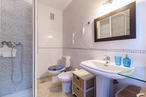 Comfortable, cozy and very bright studio. It is located in the heart of Torremolinos, 2 minutes from the pedestrian zone of the city as well as a few meters from the Nogalera area with all its LGTBI atmosphere. Ideal for walking, shopping or taking t...