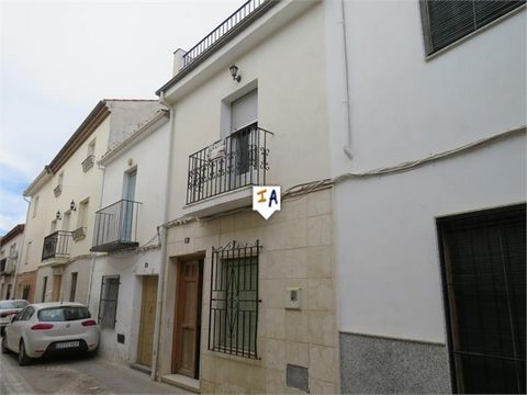 Dieses pflegeleichte Stadthaus liegt in einer ruhigen Straße in der Burgstadt Alcaudete in der Provinz Jaen in Andalusien, Spanien. Betreten Sie von der ebenen Straße aus einen Flur mit der Treppe zum ersten Stock auf der linken Seite und einem Wohnz...