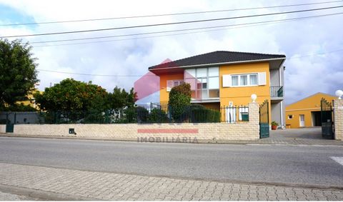 Detached house with 2 floors with open views of the mountains and sea views, with the possibility of being two-family. Ground floor comprising living room, 2 bedrooms and 1 bathroom. The second floor consists of 3 bedrooms, these with electric heatin...