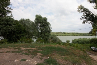 Price: €24.500,00 District: Ruse Category: House Area: 30 sq.m. Plot Size: 109 sq.m. Bedrooms: 2 Bathrooms: 1 Location: Countryside Danube river view! 2 rooms villa in a peaceful area only 10 min from Ruse city We are pleased to offer for sale this o...