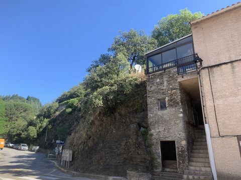 In the heart of the village of Pont d'Hérault, close to the main roads, this house is divided into 2 apartments each with individual access. On R + 1, a T2 apartment of 42m2 with its veranda, terrace and small garden. It is composed of a living room ...