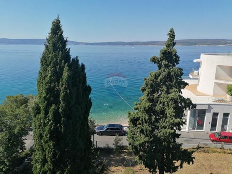 Offert est un bel appartement dans un emplacement exclusif 1 rangée de la mer. Il se compose de 5 chambres, 2 salles de bains, une salle de stockage, un grand salon avec cuisine et une loggia avec une vue imprenable. L’appartement dispose de 1 place ...