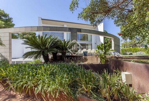The villa is located on a 2,367 m² plot and consists of two homes: the main one and the guest house. Both homes are distributed on a single floor and have a total area of 937 m². At the entrance to the main property , we find a spacious and bright ha...