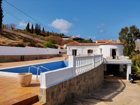 Villa in Torrox with spectacular views, very spacious and on one level, with 3 bedrooms, large terrace with pool and garage, on a 5100 m² plot . The property is located less than 5 kms from Torrox, with good access and only 10 minutes by car from the...
