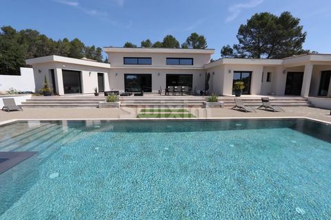 Réf 67230PHA: Exceptional new contemporary villa of very high standard on one level, very large cathedral living room of 87 m2 with open-plan kitchen and mezzanine, 4 bedrooms including 1 master suite with bathroom, shower and dressing room, the 3 ot...
