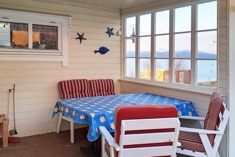 Pleasant holiday home in a nice location by the Gisundet north of Finnsnes. Great view towards the island of Senja and the berth in the strait where many boats pass. There are plenty of fishing opportunities in the strait and boats can be hired. Wond...