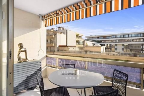 Cannes Banane, between Rue d'Antibes and the Croisette, 3 bedrooms of 90 m² completely renovated with terrace, Parking and cellar. Apartment crossing South/North and on a high floor. All shops, transport, beaches a few minutes walk away.