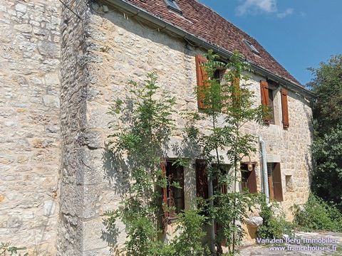 Semi-detached character stone house and outbuildings (in need of renovation), located in a quiet, rural hamlet (dead-end road) between Gourdon and Cahors. Three-storey stone house with large stone barn to renovate. Very nice opportunity to own a 'pie...