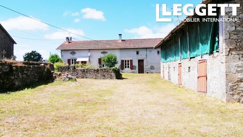 A21676ARO24 - Superb traditional old farmhouse made up of 2 fully independent houses, there is a central courtyard with stone walls, a beautiful outbuilding, superb and remarkable large barn, land. Ideally located, in a hamlet of a few houses, very q...