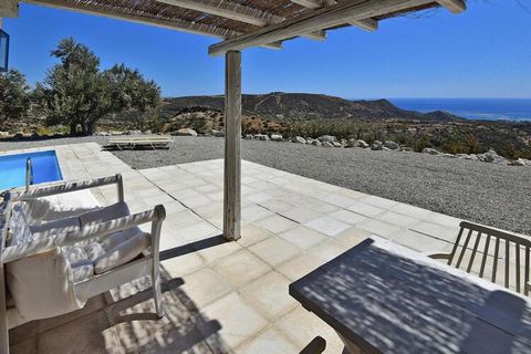 Gloednieuw complex van villa's aan de aantrekkelijke zuidkust van Kreta met adembenemend panoramisch uitzicht op de Libische Zee. Elk van de zes wooneenheden bestaat uit twee afzonderlijke natuurstenen huizen en een privézwembad met een ruim terras. ...
