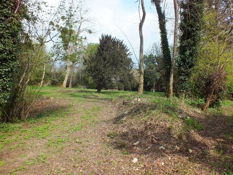 Pretty wooded building land of 3372 m2 with positive CU, serviceable, on 2nd line in a quiet residential area, 800 m from the heart of the town in Eauze 32800, dynamic and cultural town, all shops, schools and colleges. Swimming pool, non-floodable, ...