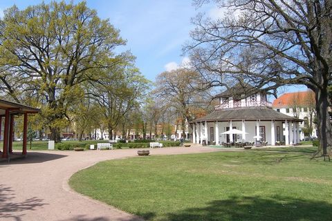 Diese geräumige, liebevoll eingerichtete Dreizimmer-Ferienwohnung befindet sich in einem typischen Haus aus dem frühen 19. Jahrhundert in Steffenshagen. Dieses sowie der dazugehörige Hof, Park und Obstgarten wurden ursprünglich als Pfarrhof genutzt. ...