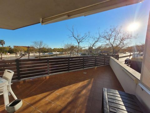 Ground floor apartment for sale in Sant Carles de la Rapita, Costa Dorada. It has an area of 100m2. It has three bedrooms, two bathrooms, a separate kitchen, a living-dining room, a large terrace and a parking space. Less than 200 meters from the bea...